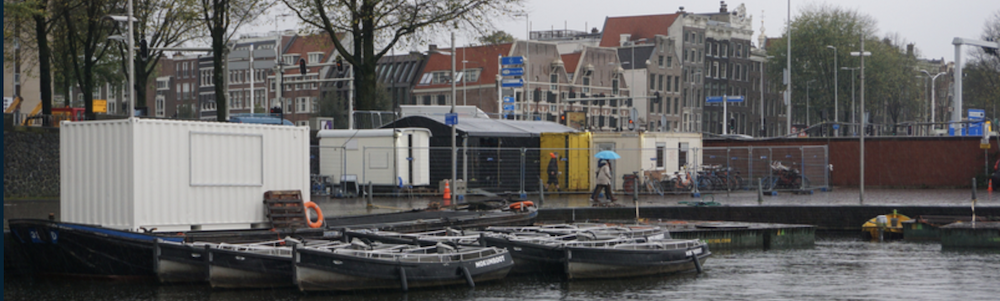 We zien de containers en werkplaats van het technische team van het festival.